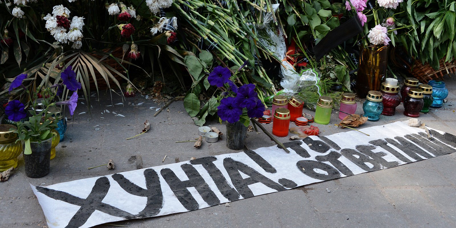 Цветы в память о погибших в здании городского управления милиции. Фото: Наталья Селиверстова / РИА Новости