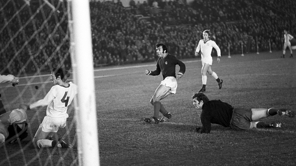 Нападающий ереванской команды Левон Иштоян забивает решающий гол. Фото:&nbsp;Юрий Долягин/РИА Новости