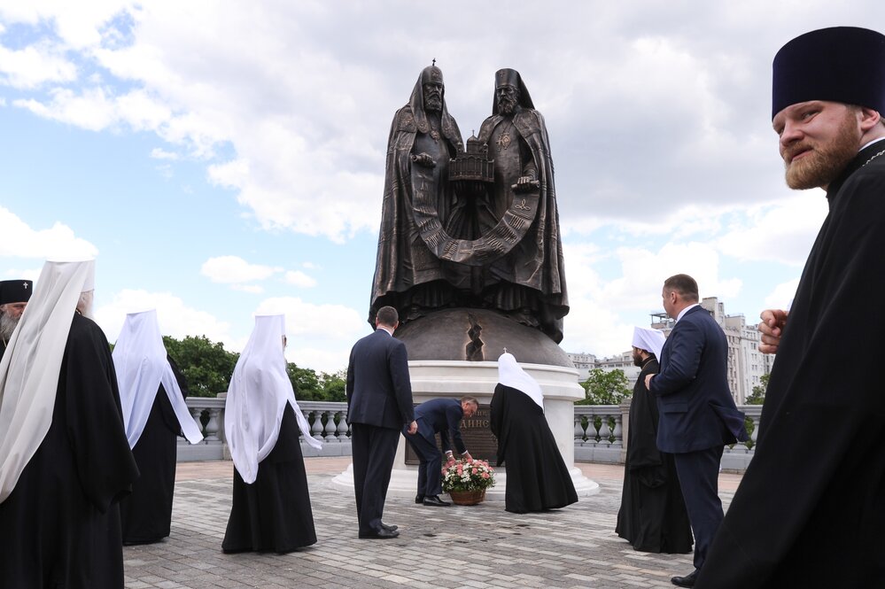 Освящение памятника «Воссоединение» у храма Христа Спасителя святейшим патриархом Московским и всея Руси Кириллом. Фото: Авилов Александр / Агентство «Москва»