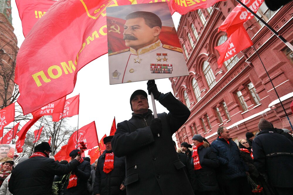 Возложение венков и цветов к могиле Иосифа Сталина у Кремлевской стены. Фото: Зыков Кирилл / Агентство «Москва»