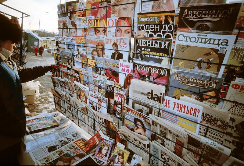 Уличный газетный лоток. Фото:&nbsp;Александр Потапов / Коммерсантъ