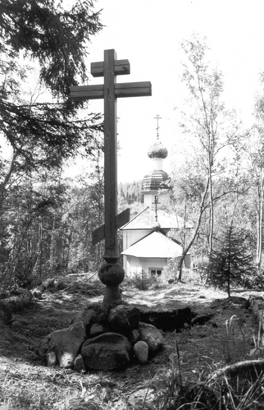 Крест на могиле сщмч. Петра за алтарем храма Воскресения Господня на острове Анзер. Фото: stefmon.ru