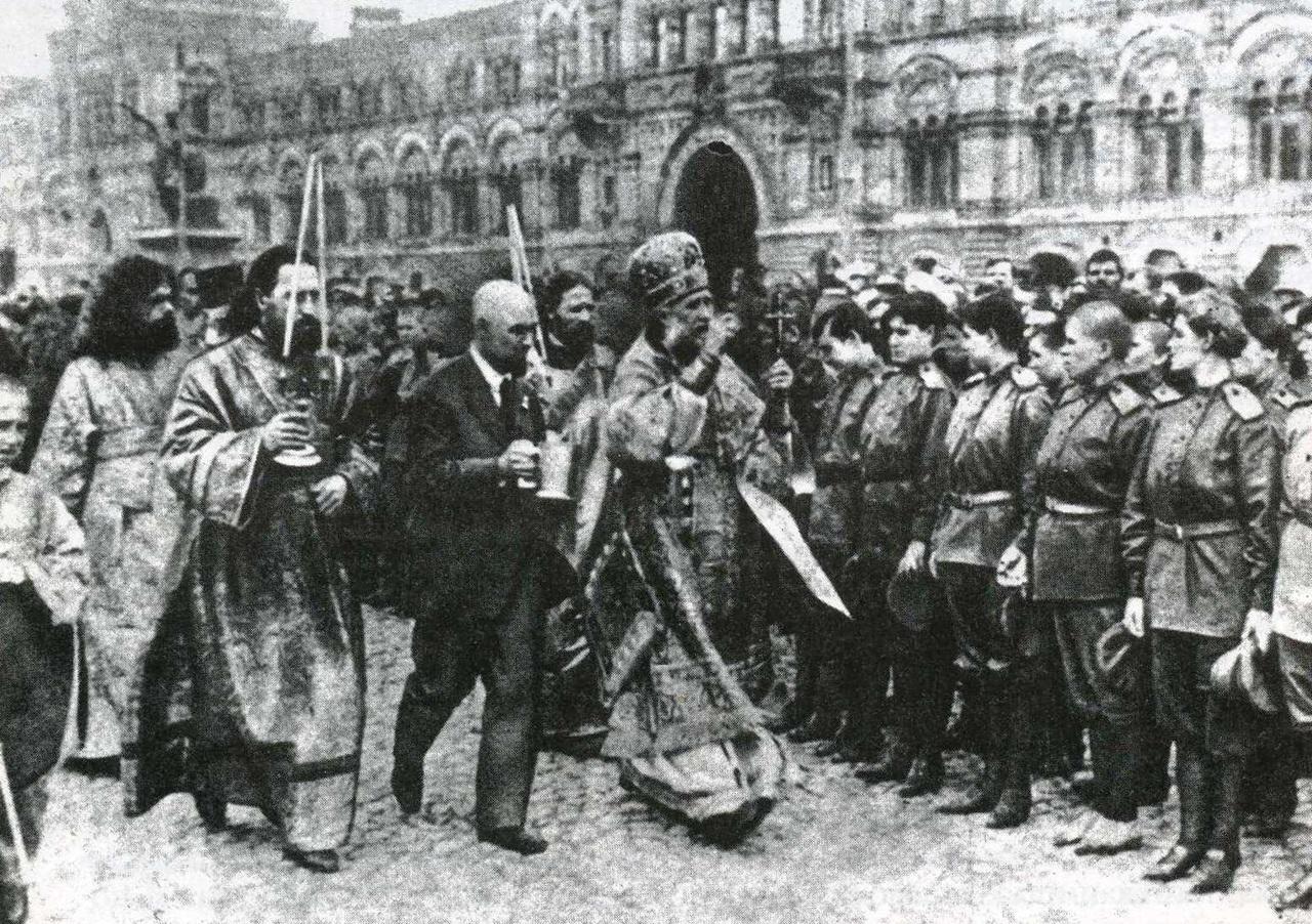 Митрополит московский Тихон благословляет 2-й Московский женский батальон смерти перед отправкой на фронт. Фото: журнал "Искра"