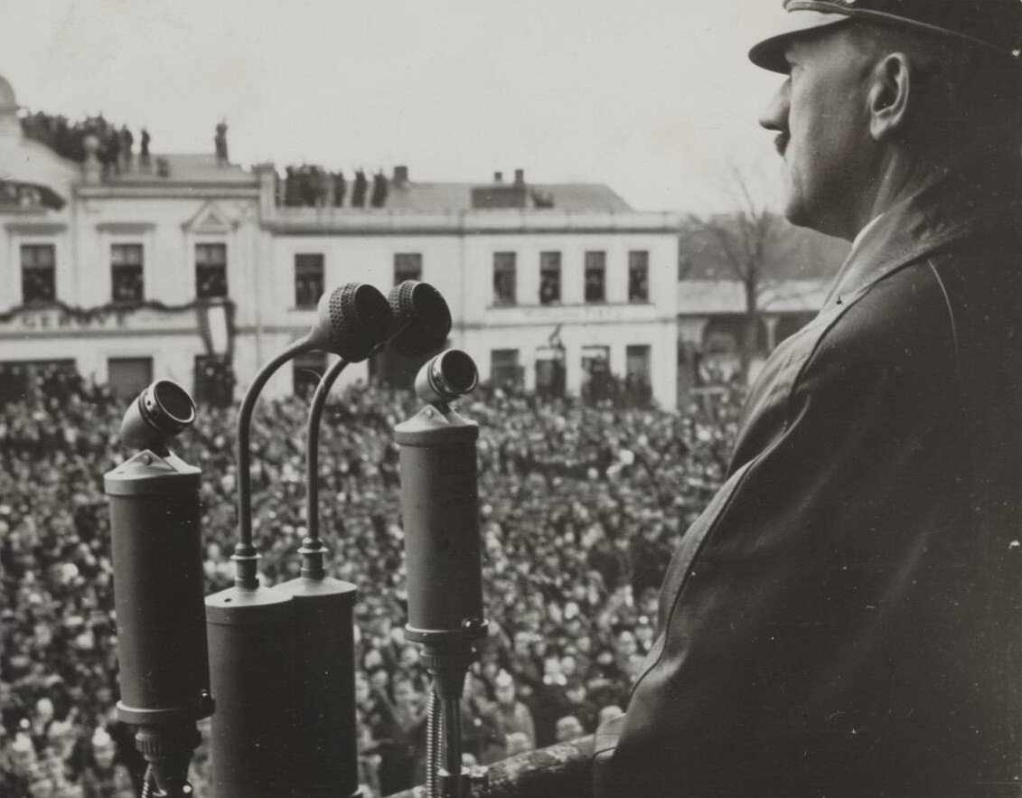 Адольф Гитлер во время выступления перед толпой, 1939 год. Фото:&nbsp;Hoffmann, Heinrich (Presse Hoffmann) /&nbsp;nationaalarchief.nl