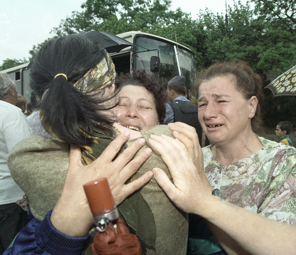 Заложники, освобожденные после шестидневного заточения в городской больнице №2. Фото: Александр Земляниченко / РИА Новости