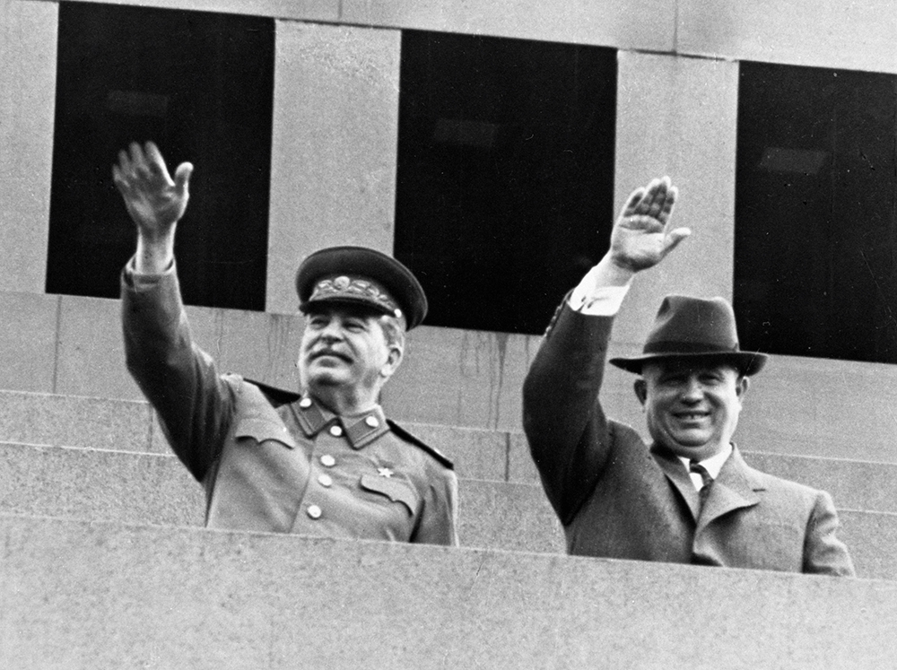 Иосиф Сталин и Никита Хрущев приветствуют участников первомайской демонстрации на трибуне Мавзолея. Фото: РИА Новости