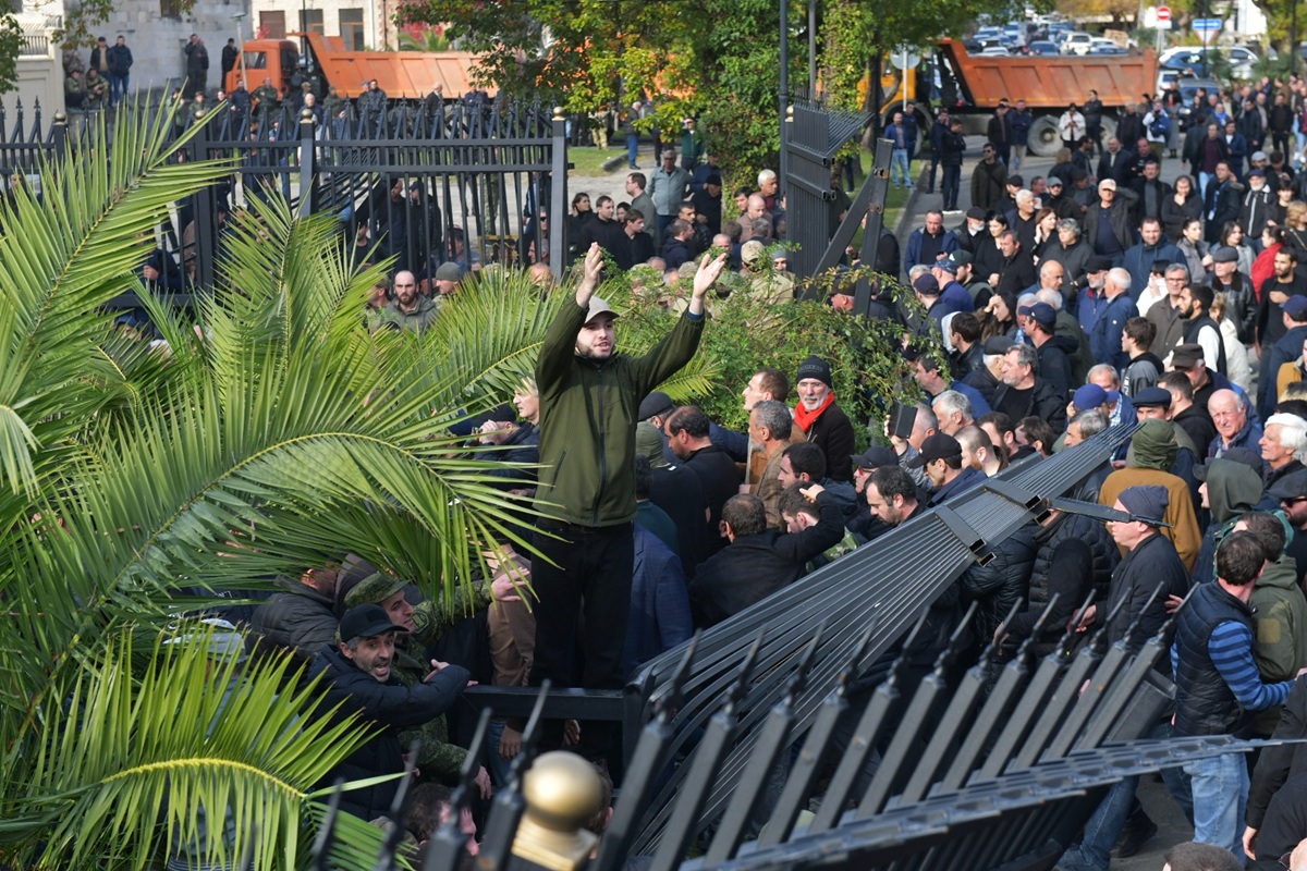 Оппозиционные силы у здания парламента Абхазии выступают против ратификации инвестиционного соглашения с Россией. Фото: РИА Новости