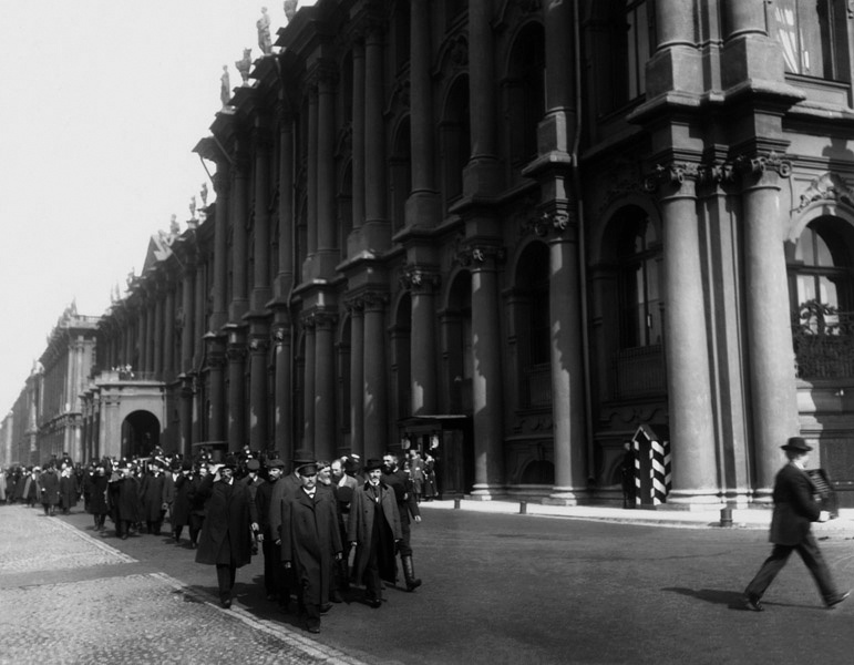 Члены I Государственной Думы выходят из Зимнего дворца после приёма у императора Николая II, 1906 год. Фото: К. Булла