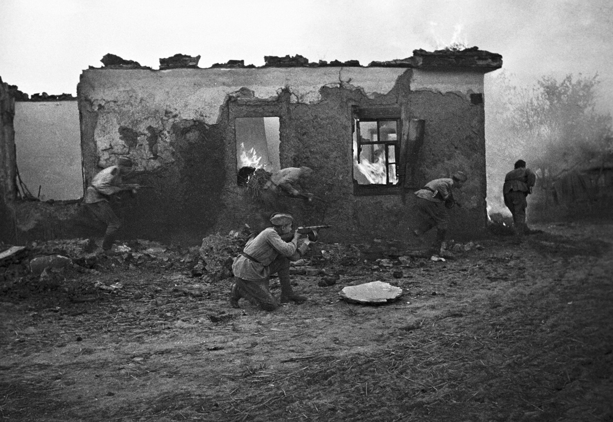 Красноармейцы Степного фронта во время боя на подступах к Харькову. Фото:&nbsp;Яков Рюмкин / РИА Новости