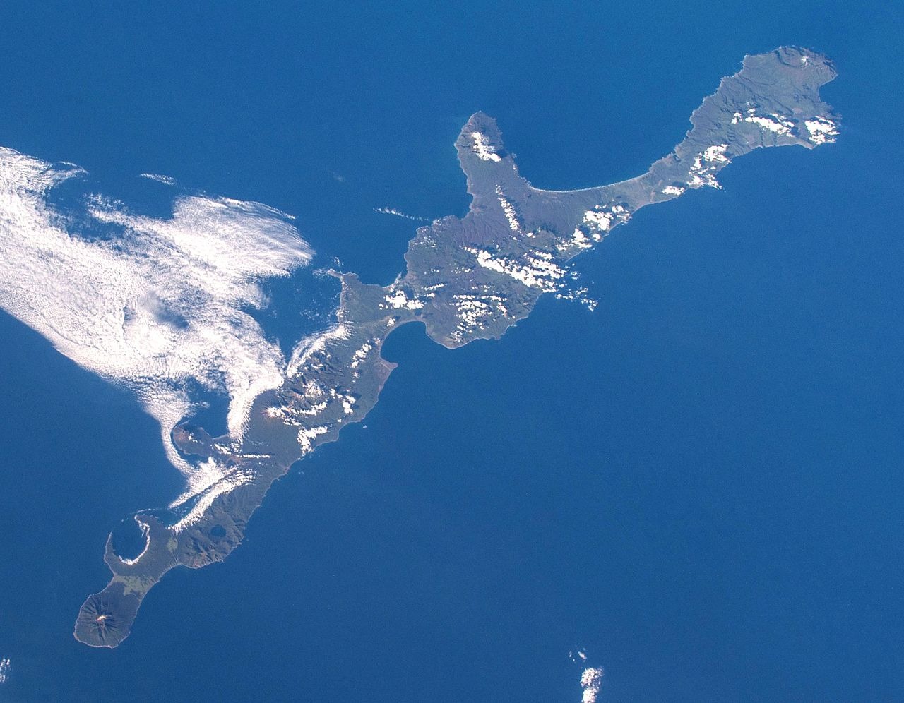 Остров Итуруп из космоса. Фото: Image Science and Analysis Laboratory / NASA-Johnson Space Center