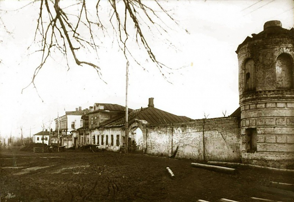 Монастырская стена и странноприимный дом в годы запустения. Фото: sv-bogolubovo.ru