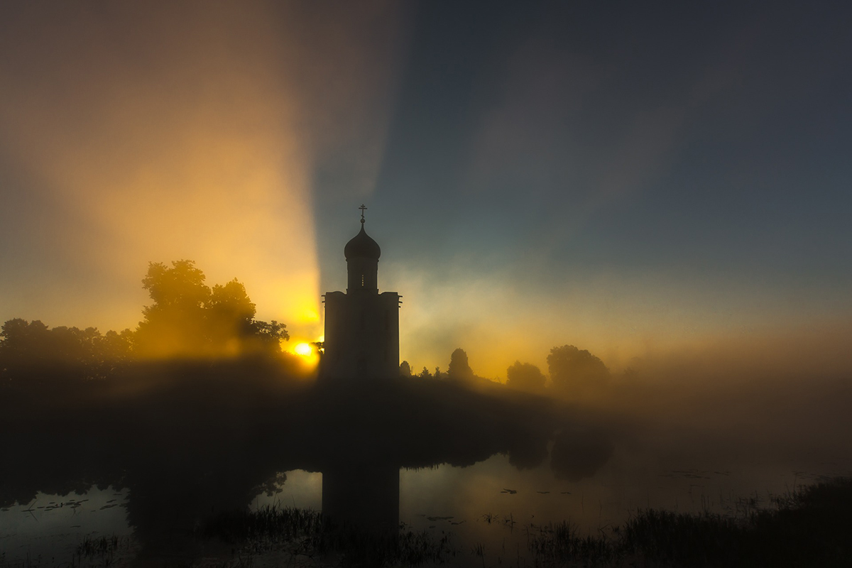 Церковь Покрова на Нерли на рассвете. Фото: Michaelshmelev / Wikipedia