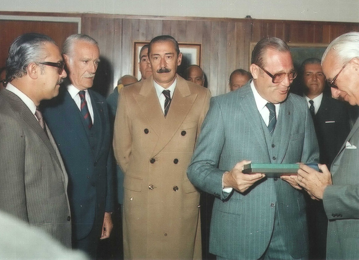 Президент&nbsp;Аргентины&nbsp;(1976&mdash;1981) Хорхе Рафаэль Видела (в центре) посещает Национальный университет Ла-Платы по случаю 75-летия со дня его основания. Фото:&nbsp;National University of La Plata
