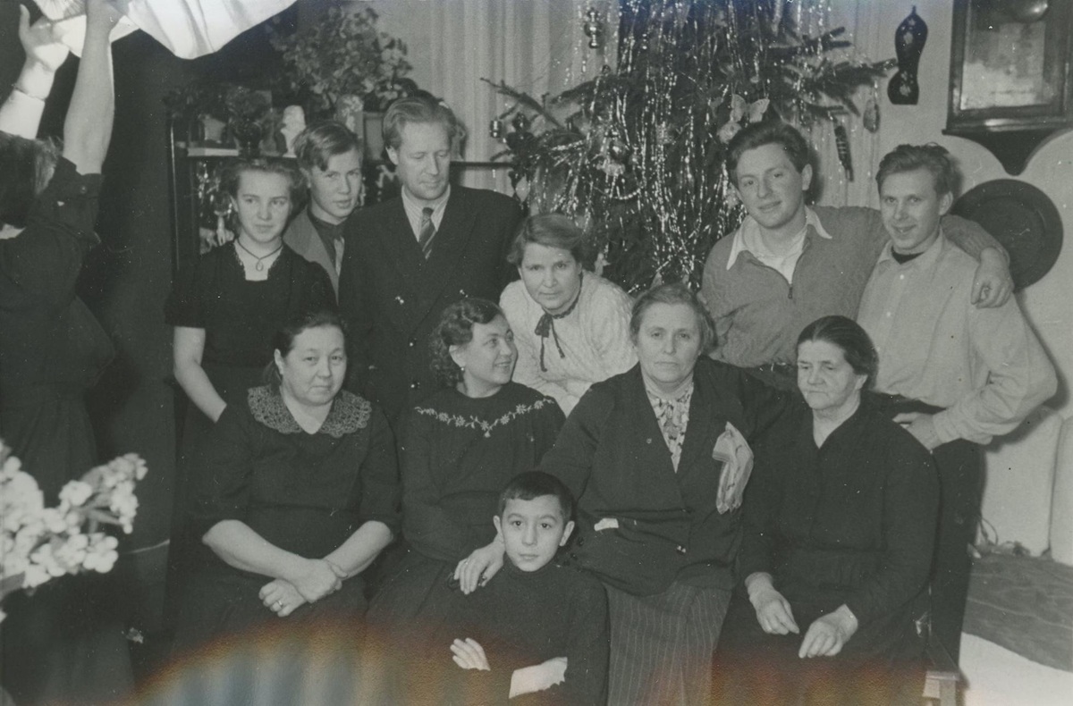 Иосиф Бродский и Мария Моисеевна в компании соседей, празднование Нового года в 28-й квартире. Фото: из собрания музея &laquo;Полторы комнаты&raquo;&nbsp;/&nbsp;vk.com/brodsky.online