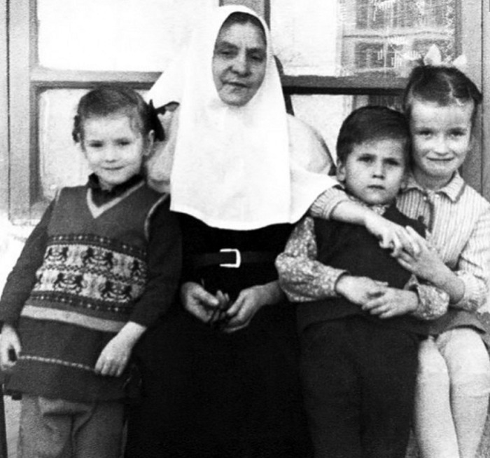 Инокиня Евгения (Миллер) с детьми отца Павла Адельгейма Иваном, Анной и Марией, 1970 год. Фото: psmb.ru