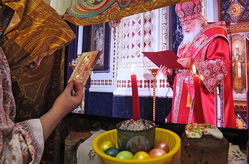 Трансляция Пасхального богослужения из храма Христа Спасителя. Фото:&nbsp;Ирина Бужор / Коммерсантъ