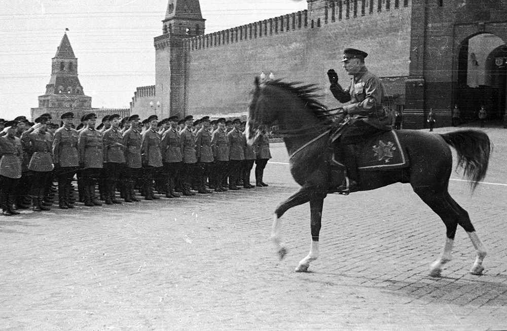 Климент Ефремович Ворошилов, народный комиссар по военным и морским делам СССР, принимает парад на Красной площади. Фото: Иван Шагин / РИА Новости