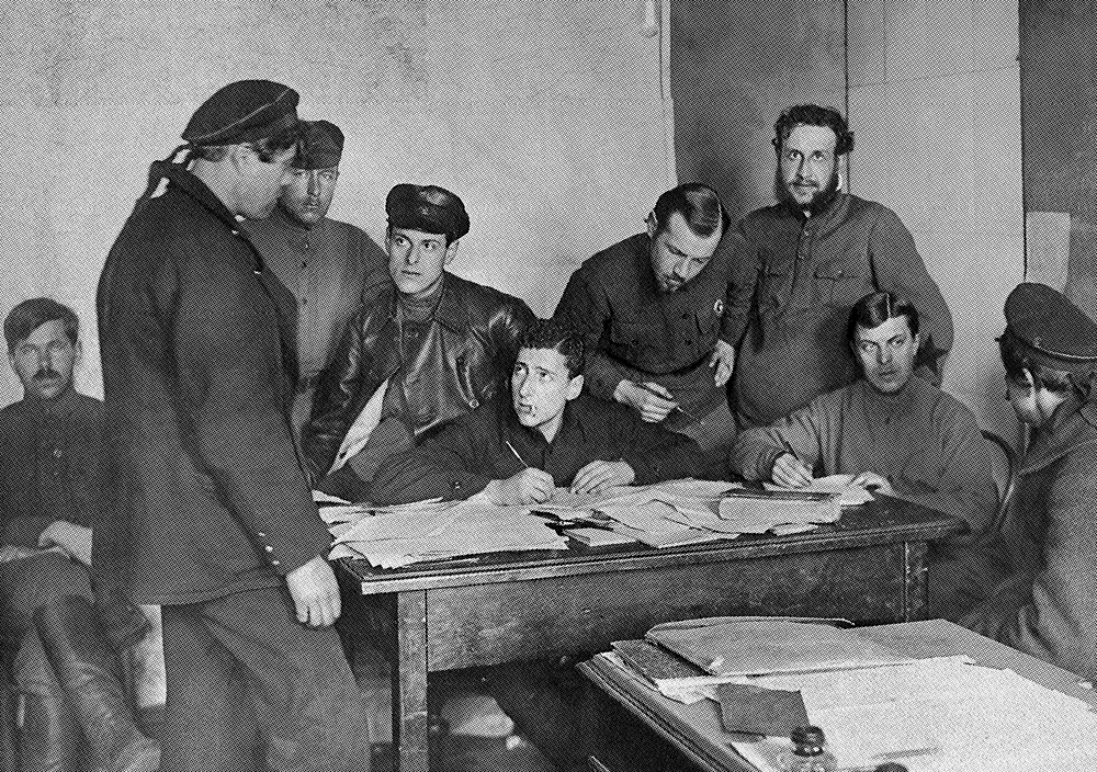 Допрос пленного матроса в штабе подавления Кронштадтского мятежа. Фото: Издательство «Бослен»