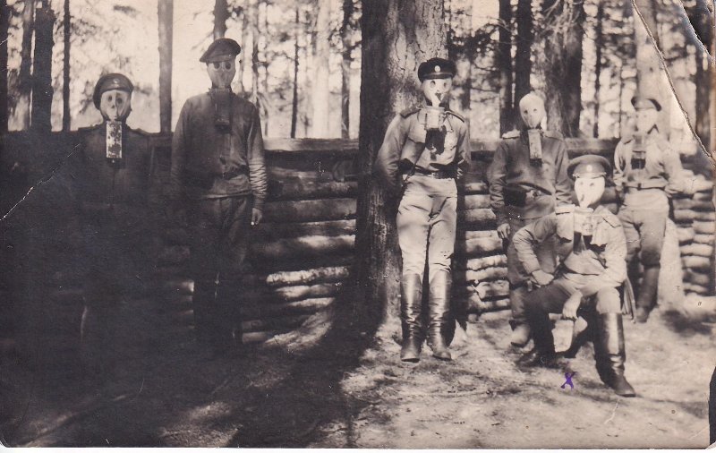 Военные в блиндаже и в противогазах, 1917 год. Фото:&nbsp;Пензенский государственный краеведческий музей