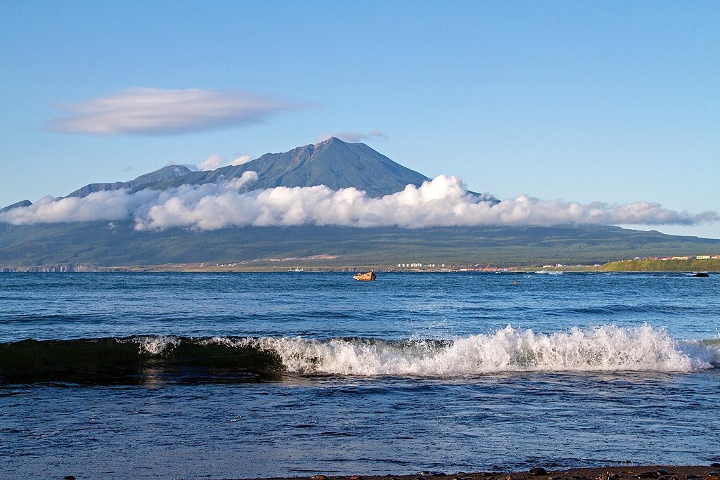 Вулкан Богдан Хмельницкий на острове Итуруп. Фото: Vera.vvo / Wikipedia