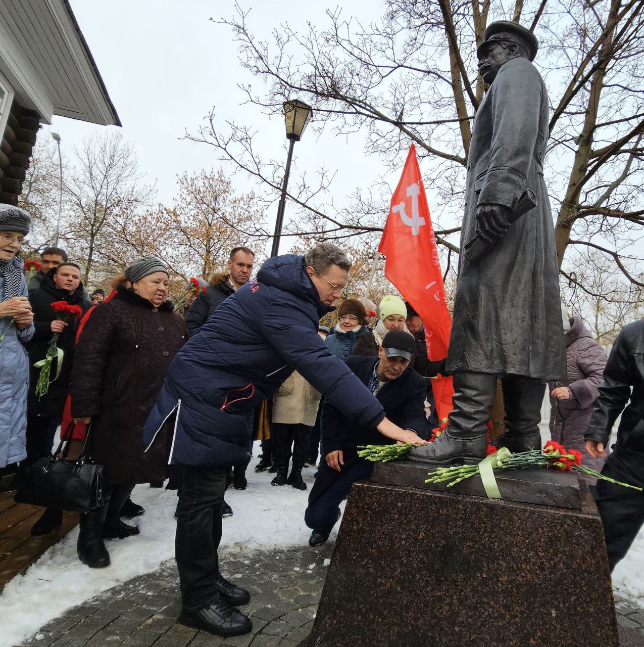 Георгий Филимонов возлагает цветы к памятнику Сталина. Фото: t.me/filimonov_officia