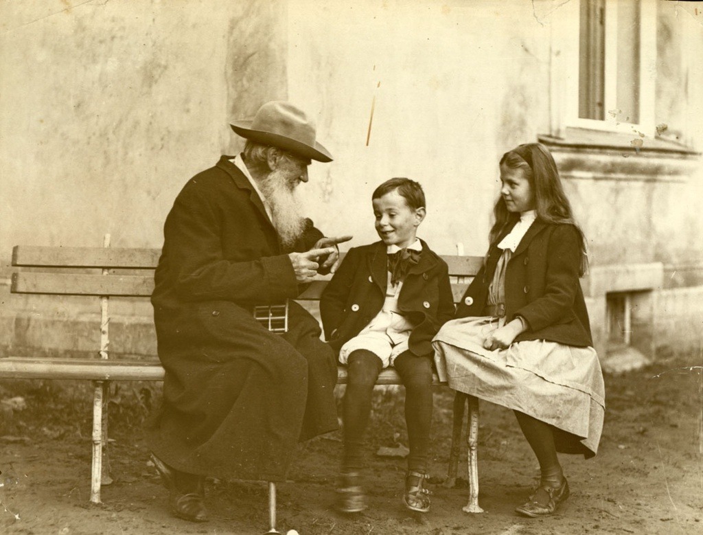 НазваниеЛев Толстой рассказывает сказку об огурце внукам Соне и Илюше.&nbsp;Фото:&nbsp;Государственный музей Л. Н. Толстого