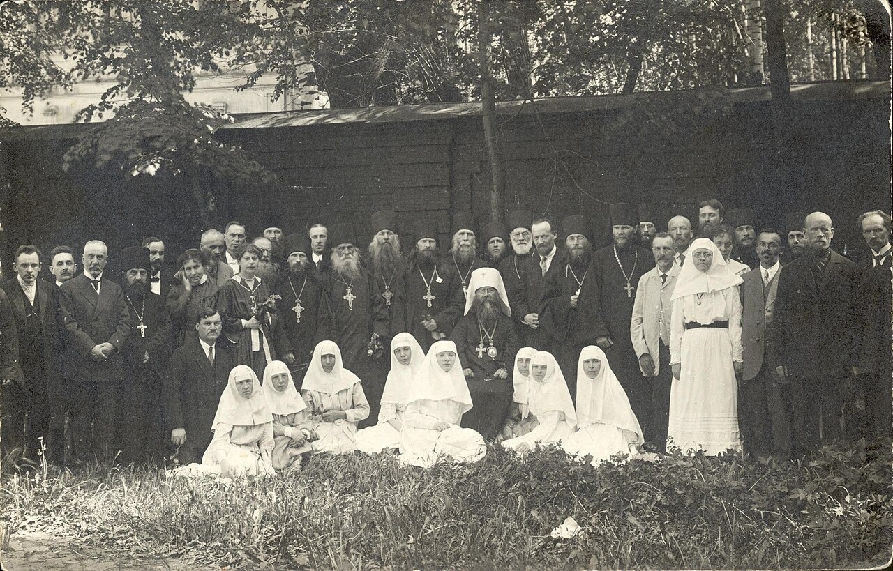 Члены приходского совета Александро-Невской лавры и Братства с митрополитом&nbsp;Вениамином (Казанским). Фото: общественное достояние