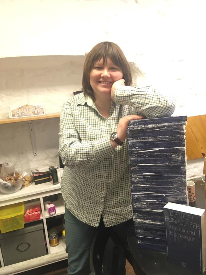 Ксения Цветкова в трапезной СФИ дарит приехавшее из Германии полное собрание сочинений Дитриха Бонхёффера. Фото: Софья Андросенко