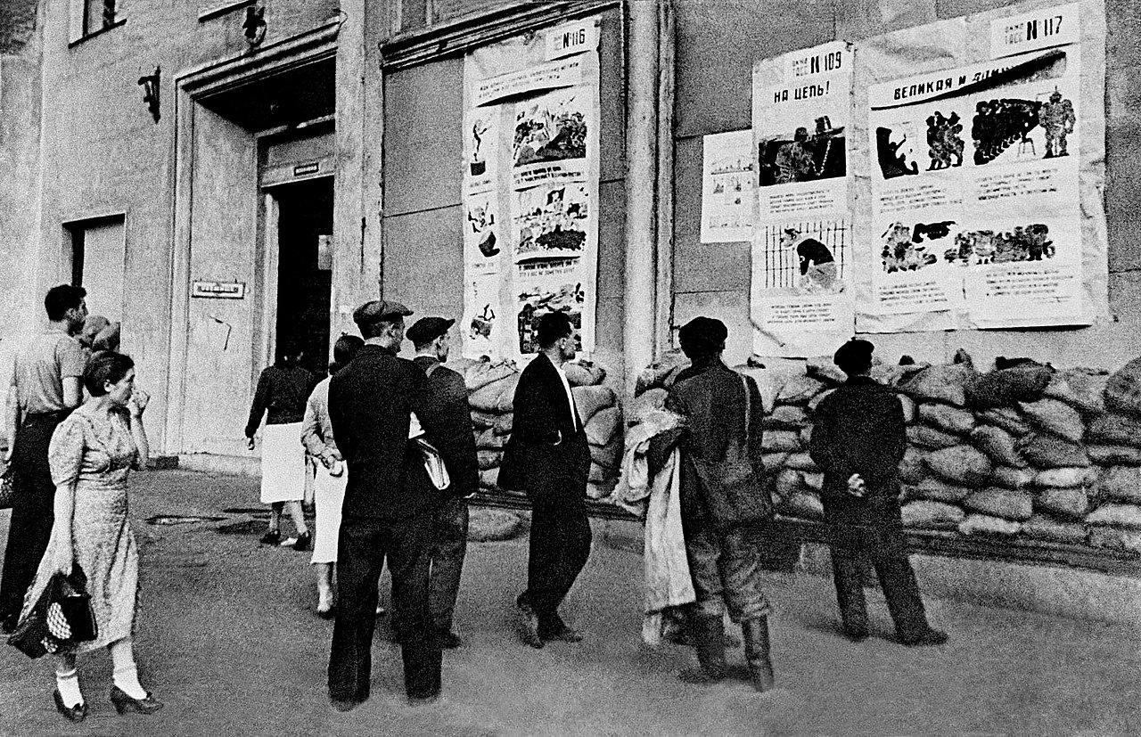 Москвичи на улице Горького читают «Окна ТАСС», 1941 год. Фото: С.Н. Струнников / Wikimedia Commons