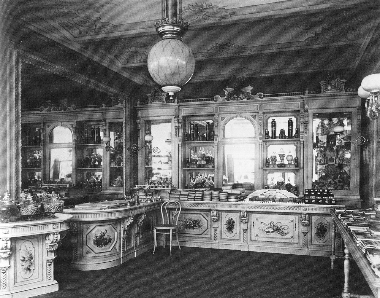 Розничный магазин &laquo;Товарищества А. И. Абрикосова Сыновей в Москве&raquo;. Фото: Карл Фишер / Wikipedia