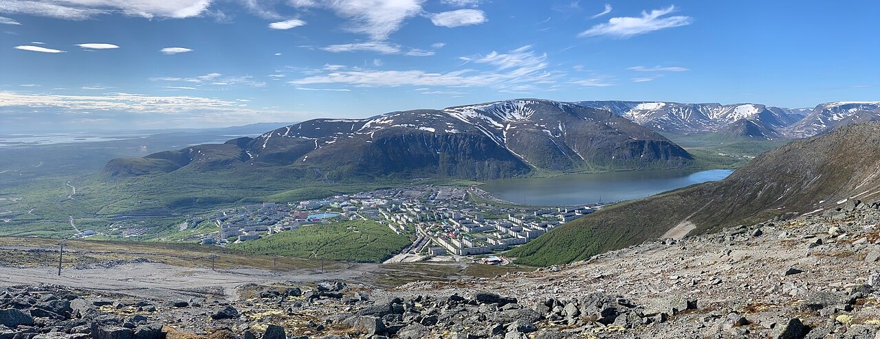 Вид на Кировск с сопки. Фото: Sergei Gussev / Wikipedia