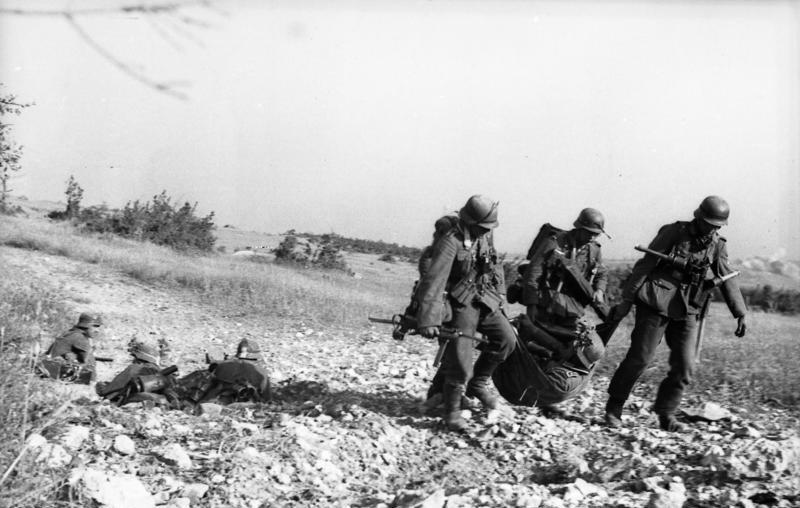 На советском фронте: Товарищи приносят раненого. Фото: Федеральный архив Германии