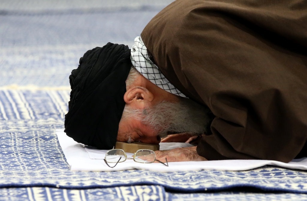 Али Хаменеи во время молитвы. Фото:&nbsp;english.khamenei.ir