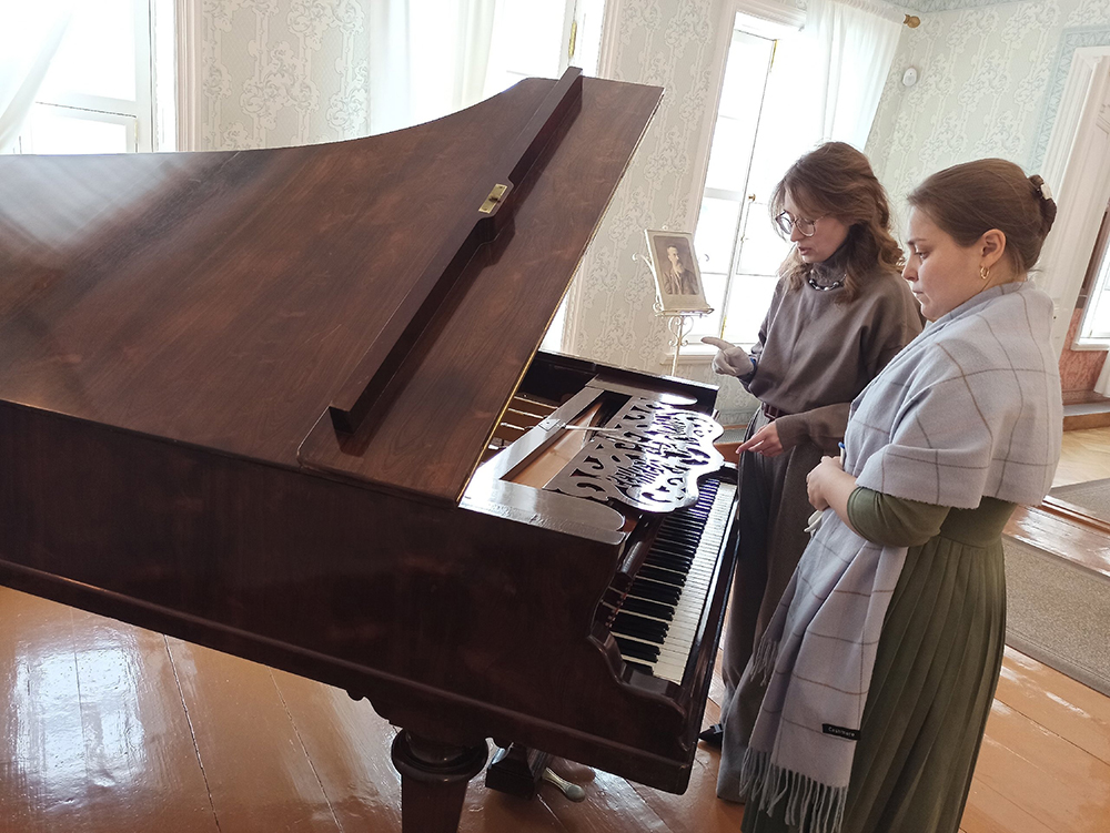 Мария Головкина - прапраправнучка композитора (справа). Фото: vk.com/house_museum_rk