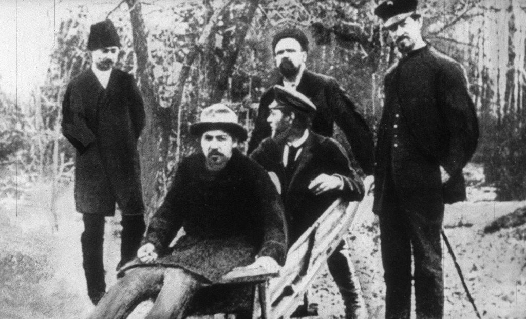  В. А. Гиляровский везет в тачке А. П. Чехова, снимает И. И. Левитан. Фото: общественное достояние