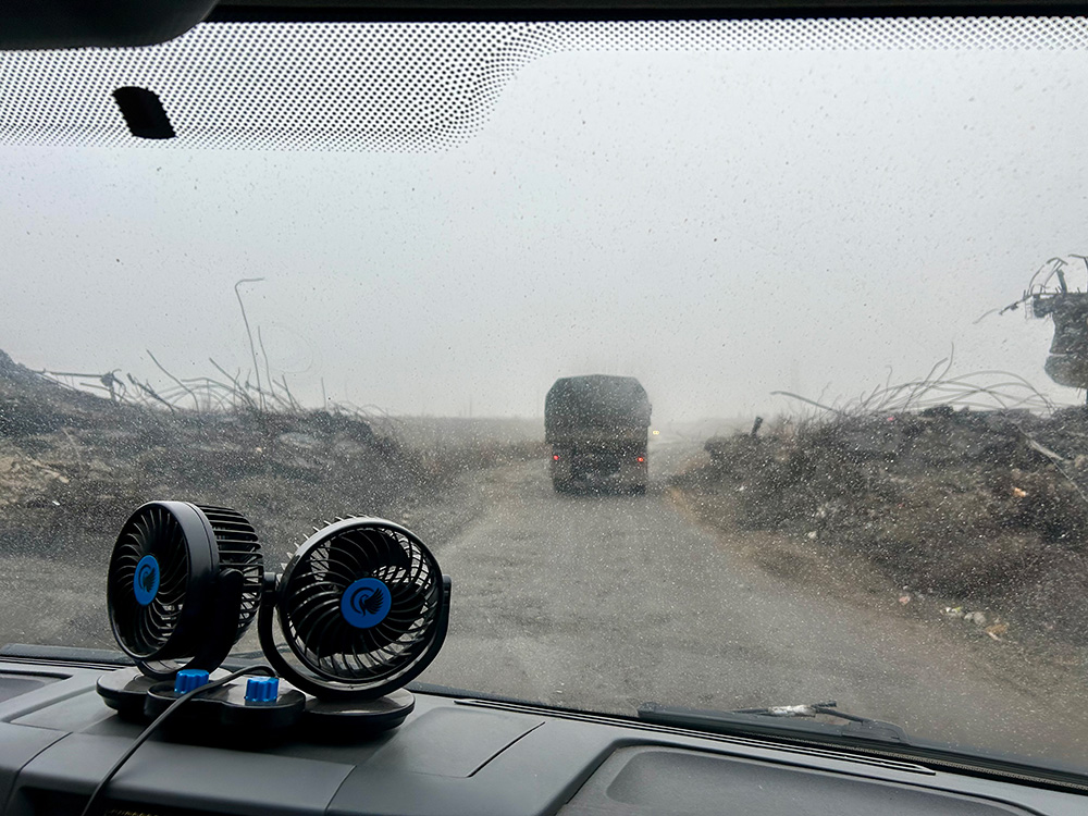 Дорога на Карловку в машине отца Виталия. Фото: Андрей Васенёв
