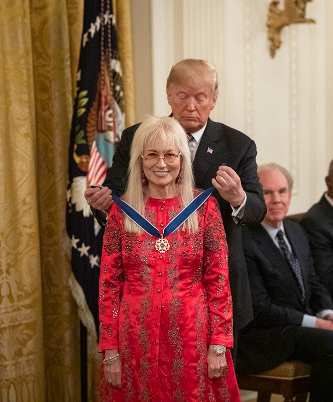 Дональд Трамп вручает Медаль Свободы Мирьям Адельсон. Фото: The White House