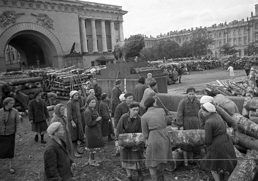 Гражданское население блокадного Ленинграда сооружает укрепления на улицах города. Фото:&nbsp;Давид Трахтенберг/РИА Новости