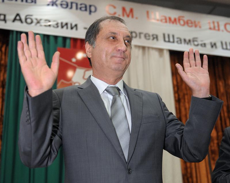 Кандидат на выборах президента Абхазии Сергей Шамба во время встречи с избирателями, 2011 год: Фото:&nbsp;Дмитрий Лебедев / Коммерсантъ