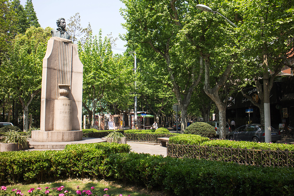 Памятник Пушкину в Шанхае. Evan Chakroff / Flickr