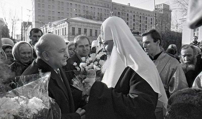 Мэр Москвы Юрий Лужков (слева) и Патриарх Московский и всея Руси Алексий II. Фото: Эдди Опп/Коммерсантъ