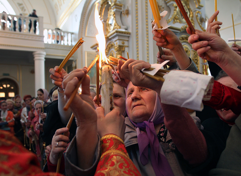 Верующие встречают благодатный огонь в Саранске. Фото: Юлия Честнова / РИА Новости