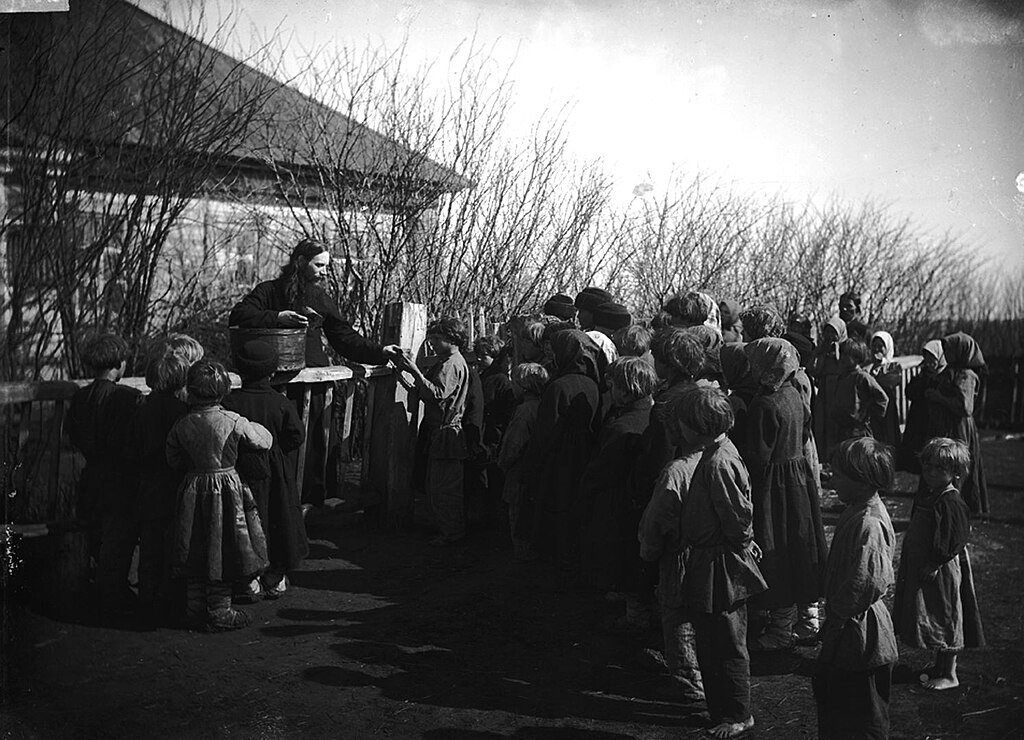 Раздача хлеба голодным детям священником Модератовым. 1891-1892 гг. Лукояновский уезд, с. Протасово. Фото: Максим Петрович Дмитриев / Wikipedia
