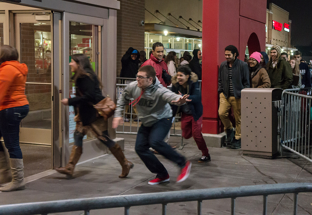 Покупатели в &laquo;Чёрную пятницу&raquo;. Фото:&nbsp;Powhusku&nbsp;/ Wikipedia