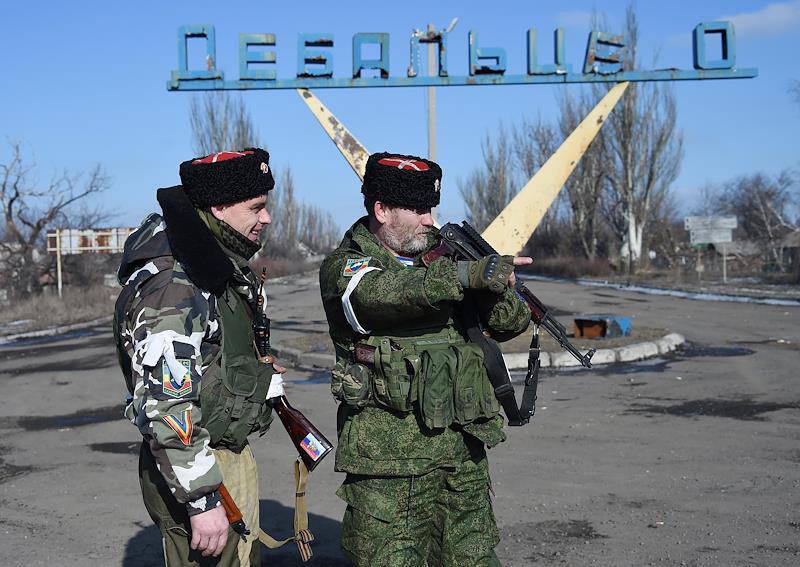 Ополченцы на улицах города Дебальцево. Фото: Дмитрий Коротаев / Коммерсантъ