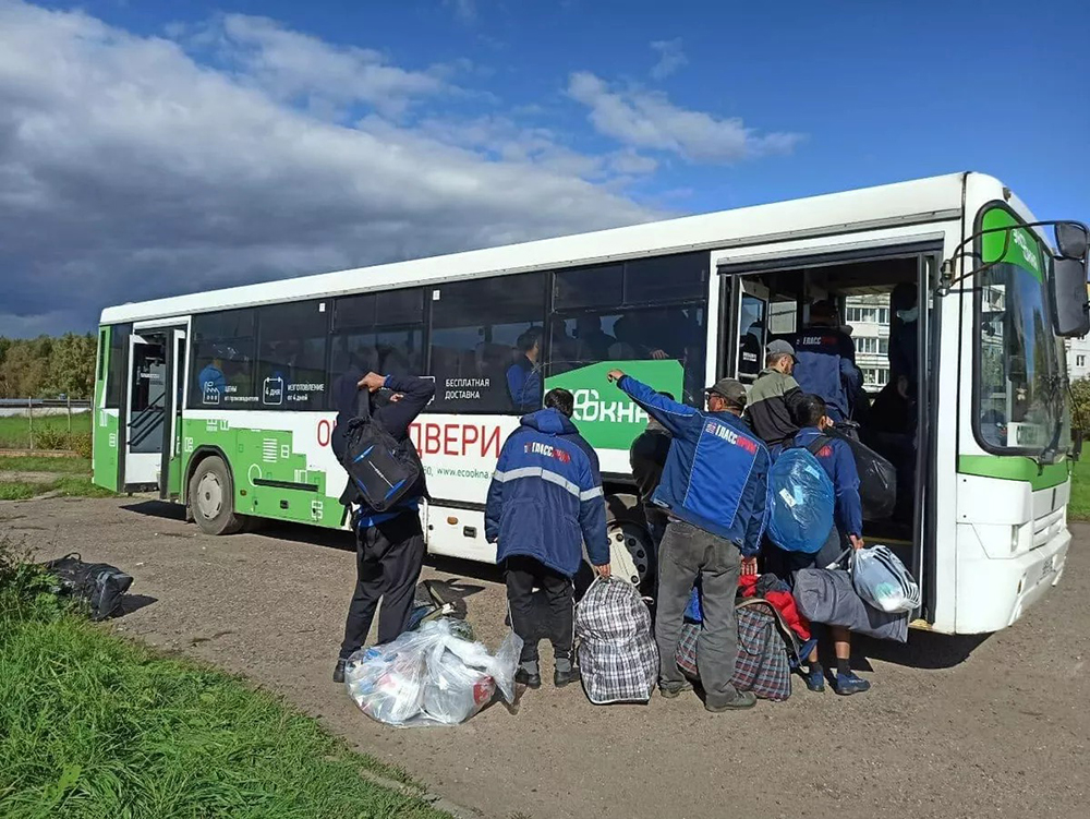 Последние мигранты покидают общежитие в селе Бужаниново. Фото: t.me/PressaSP