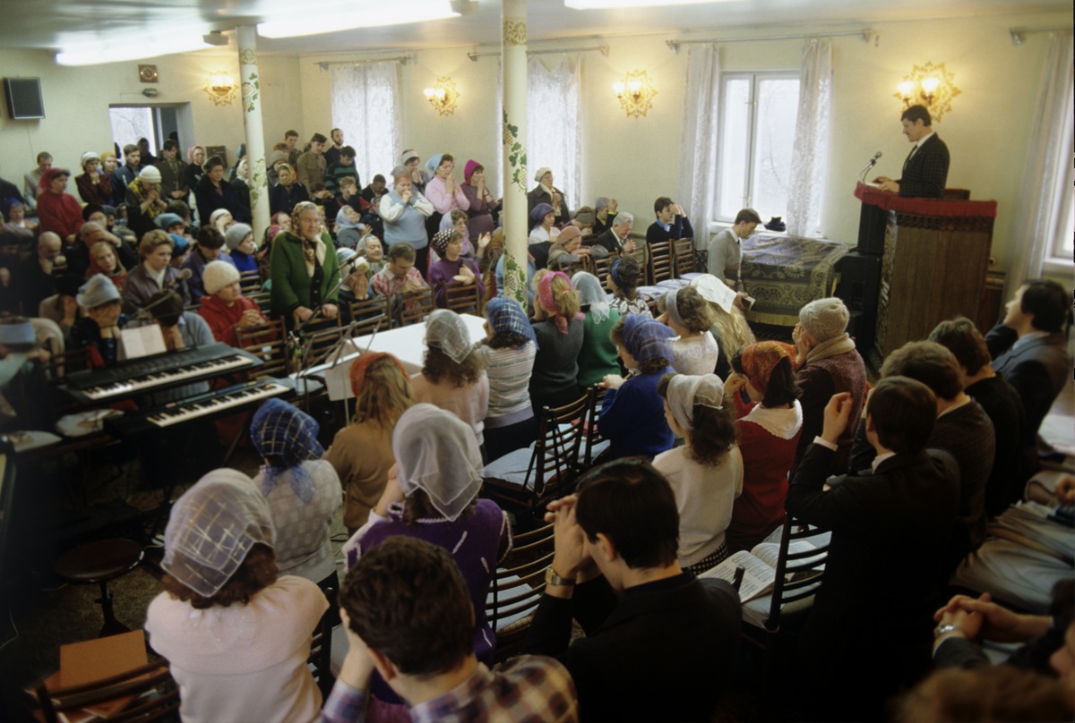 Богослужение в молельном доме московской общины пятидесятников, 1992 год. Фото: Всеволод Тарасевич / РИА Новости