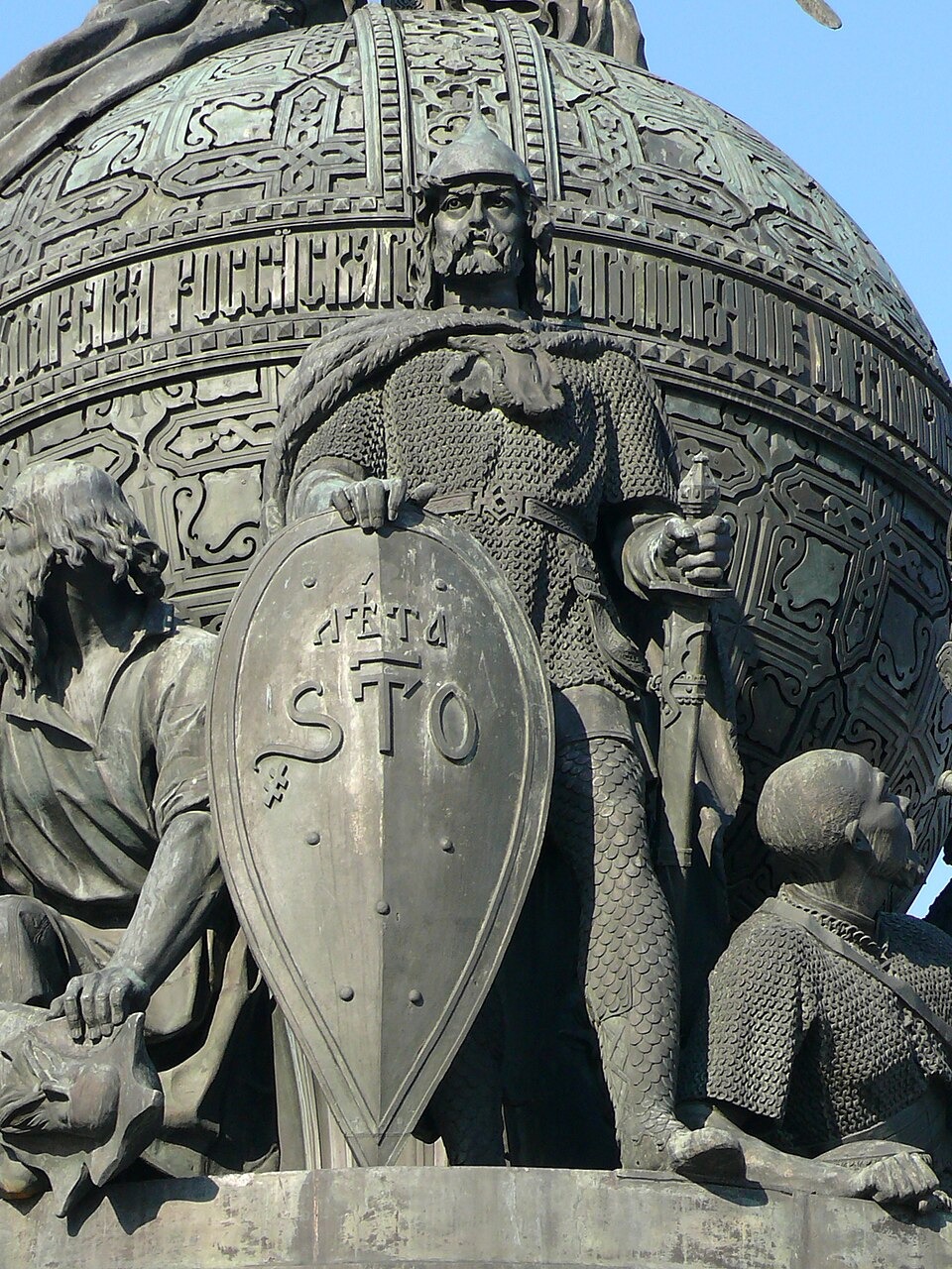 Памятник первому князю Рюрику в Великом Новгороде. Фото: Дар Ветер / Wikipedia