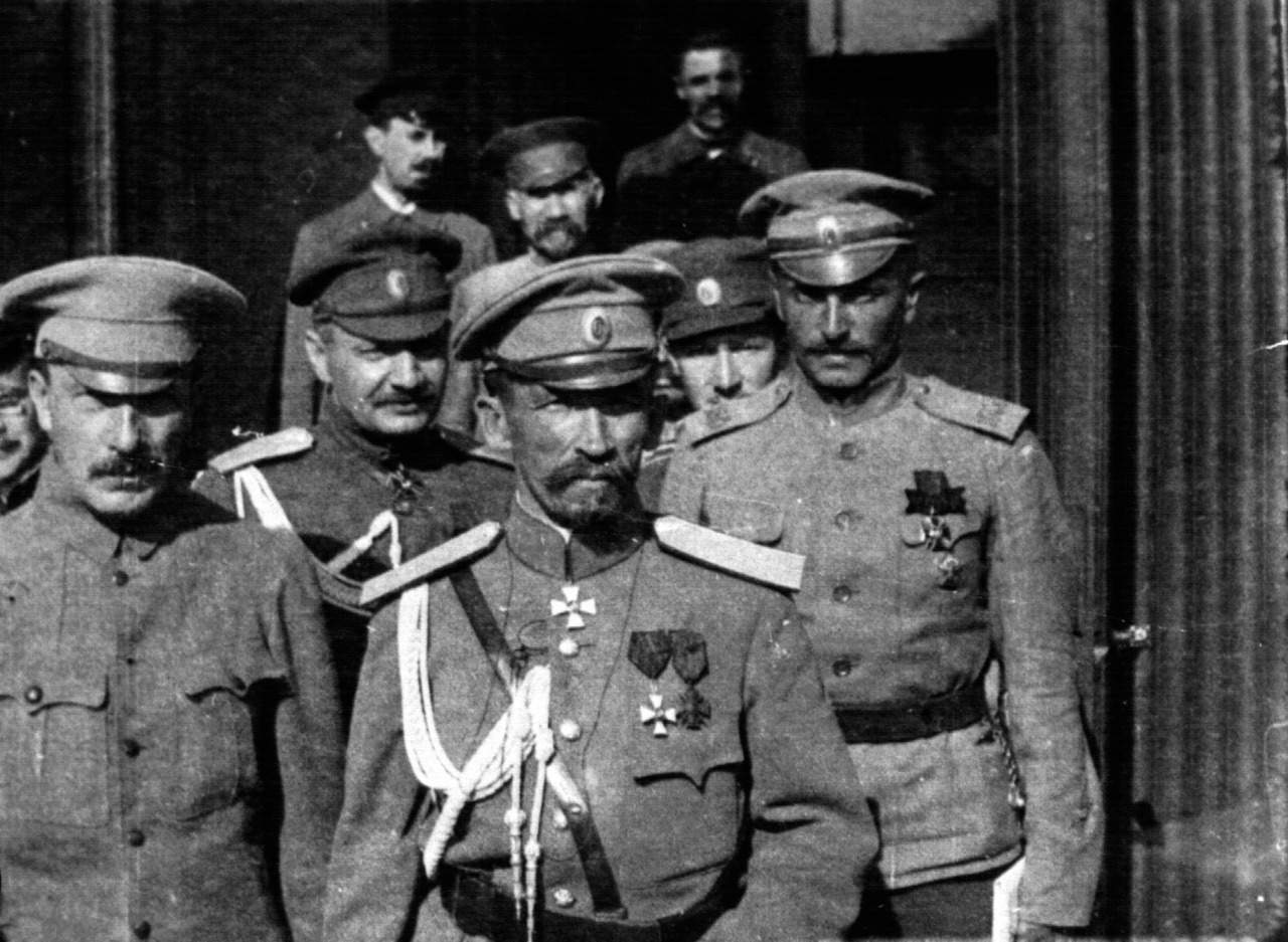 Генерал Лавр Корнилов (в центре). Фото: Ross, Edward Alsworth: The Russian Bolshevik revolution