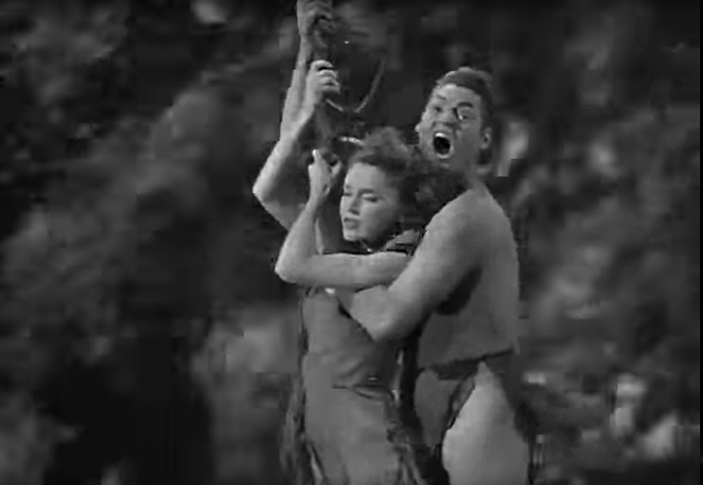 Тарзан вместе с Джейн летит на лиане и одновременно издает свой коронный крик. Кадр их фильма &laquo;Тарзан в Нью-Йорке&raquo; (1942).&nbsp;Фото:&nbsp;MGM